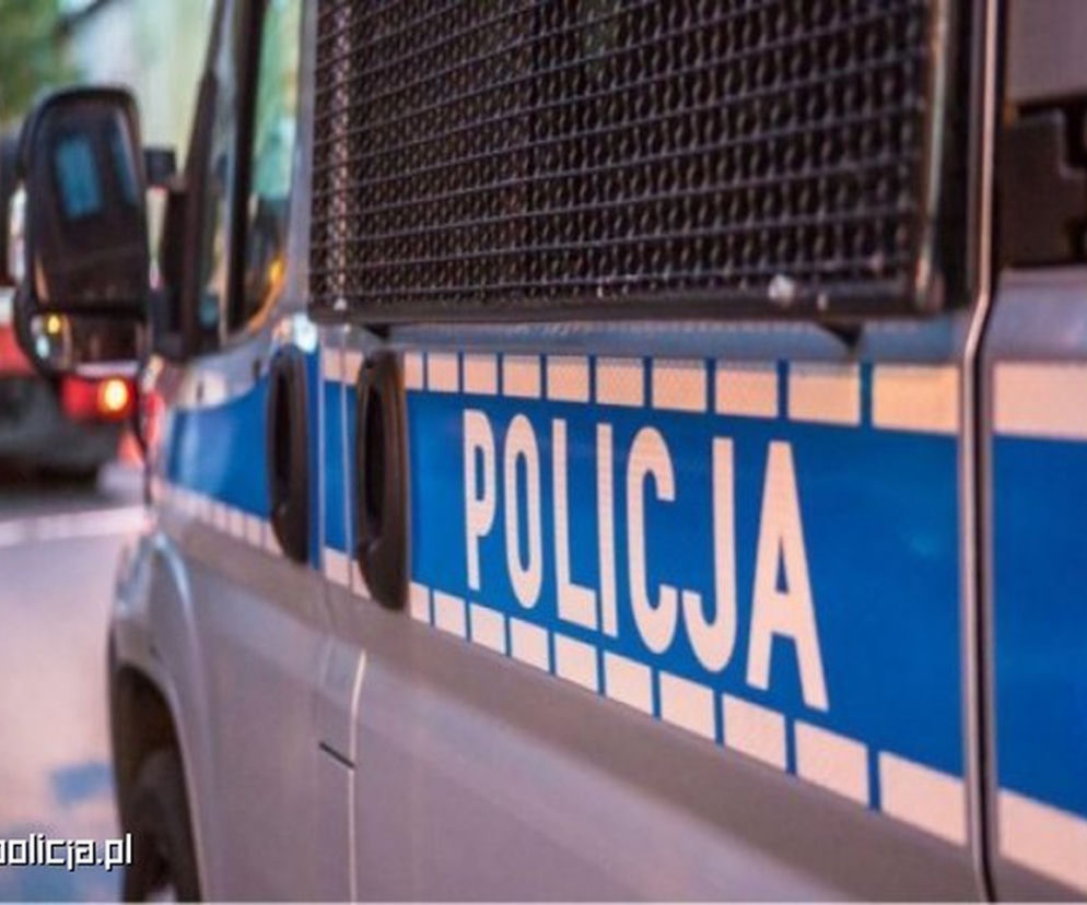 Kierowca bmw potrącił dwie osoby. Auto wjechało na chodnik