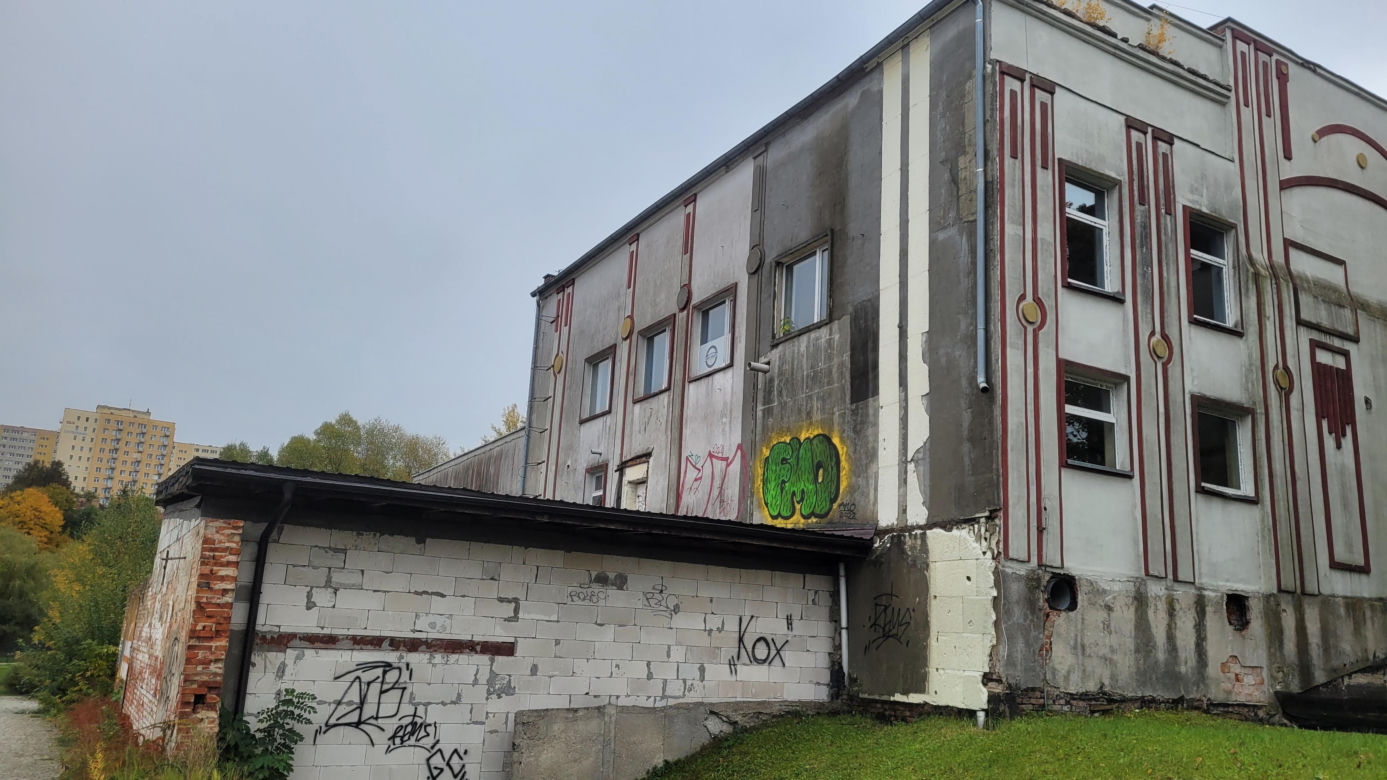 Kiedyś była tu dyskoteka, dziś miejsce popada w ruinę. Smutny los klubu Come-In [ZDJĘCIA]