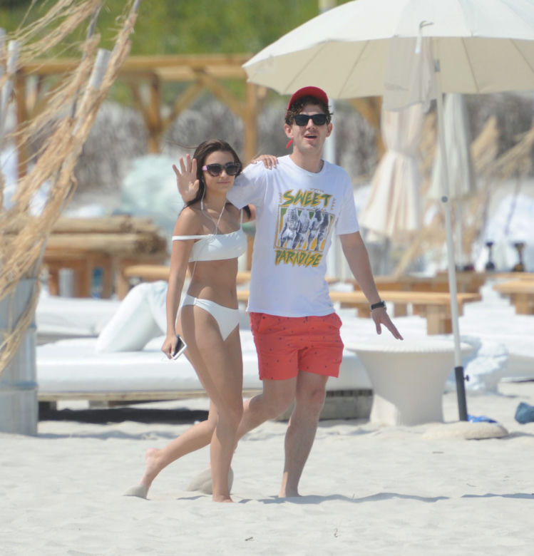 Antek Królikowski i Julia Wieniawa wypoczywają na plaży w Juracie