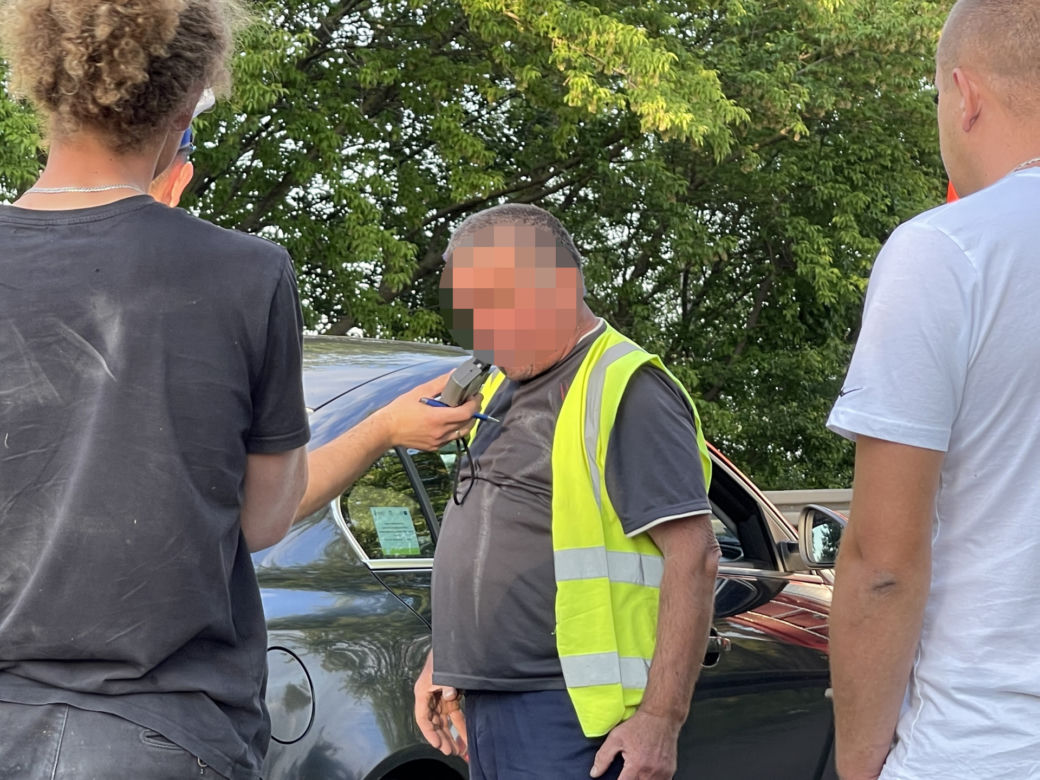  Huknął czołowo passatem w busa. Groźny wypadek w Nieporęcie