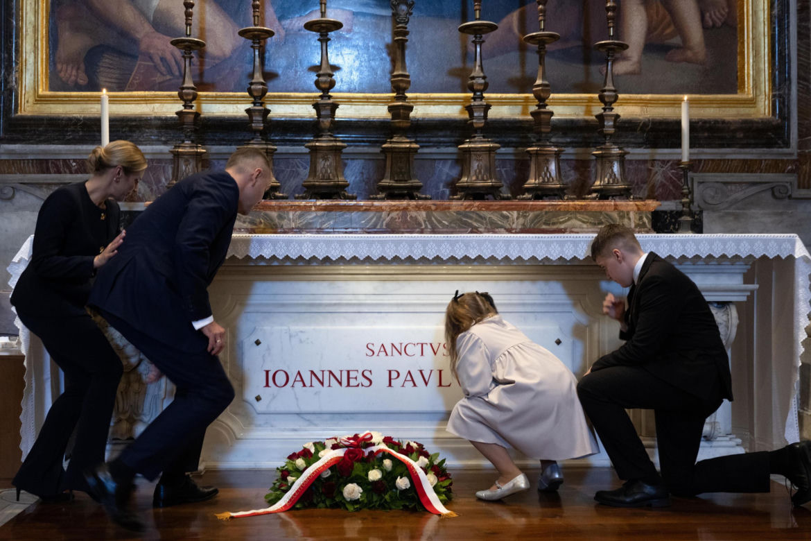 Marta Nawrocka z Kasią zadały szyku w Watykanie. Ekspert jednak narzeka