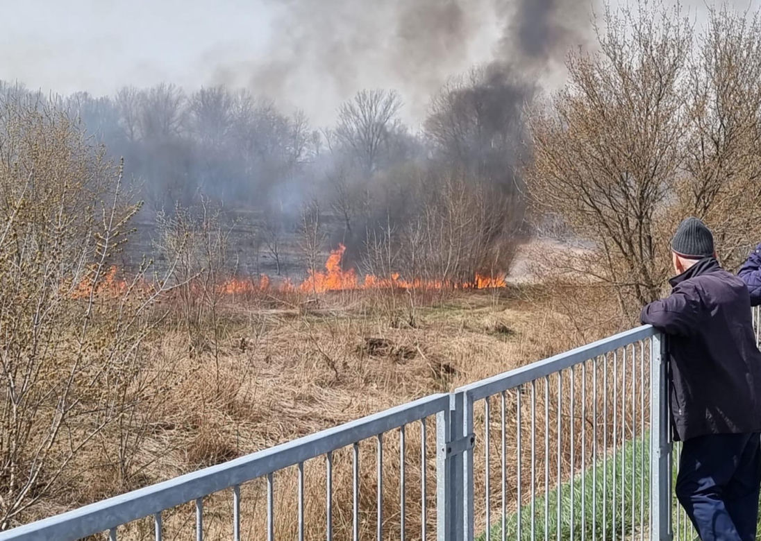Gigantyczny pożar w Warszawie. Płomienie bardzo szybko się rozprzestrzeniają!
