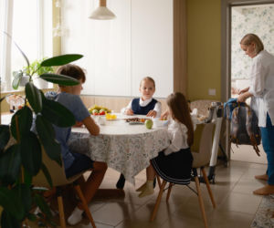 Dziecko spóźnia się do szkoły? Wyręczaniem go nie robisz dobrej roboty