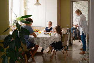 Dziecko spóźnia się do szkoły? Wyręczaniem go nie robisz dobrej roboty