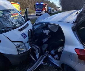 5 osób w szpitalu. Po zderzeniu busa z osobówką 