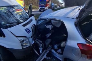 5 osób w szpitalu. Zderzenie busa z osobówką we Włoszakowicach