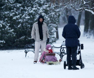 Maciej Pela zabrał córeczki na sanki