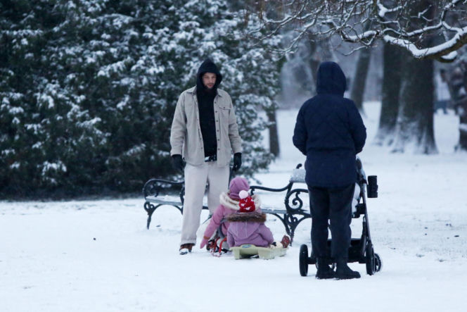 Maciej Pela zabrał córeczki na sanki