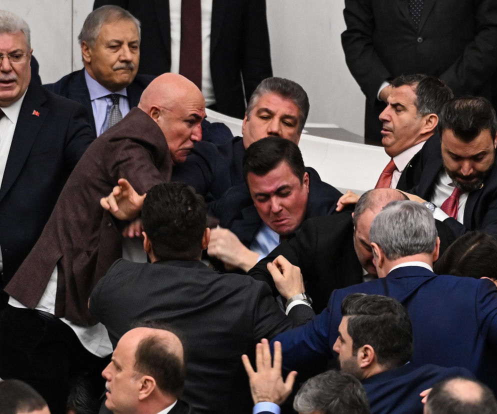 Posłowie pobili się w parlamencie! Wideo trafiło do sieci