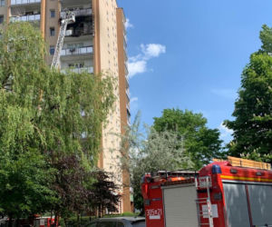 Pożar bloku na Gocławiu. Balkon wieżowca stanął w ogniu