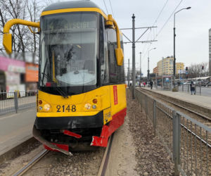 Zderzenie tramwaju z samochodem na Puławskiej, jedna osoba w szpitalu