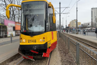 Zderzenie tramwaju z samochodem na Puławskiej, jedna osoba w szpitalu