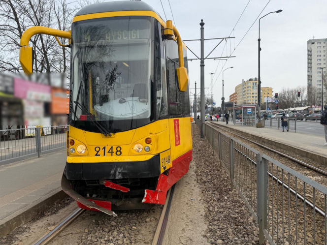 Zderzenie tramwaju z samochodem na Puławskiej, jedna osoba w szpitalu