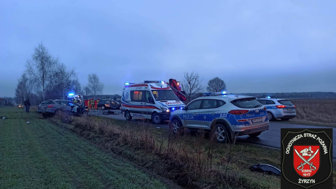W pow. puławskim zderzyły się ze sobą trzy samochody. Nie żyje kierowca