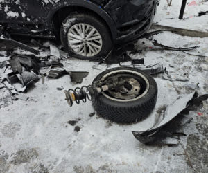 Znany aktor świadkiem kraksy w al. Niepodległości. BMW roztrzaskało zaparkowane auta