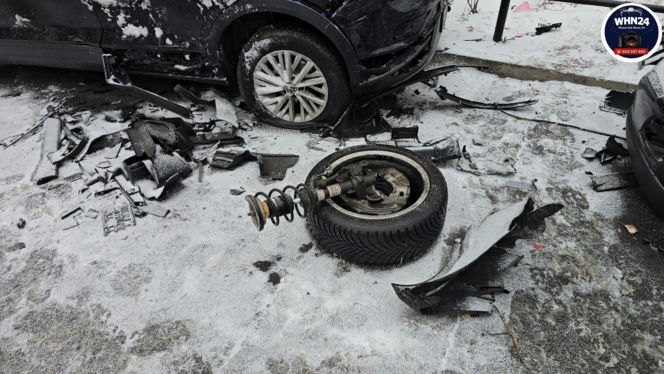Znany aktor świadkiem kraksy w al. Niepodległości. BMW roztrzaskało zaparkowane auta