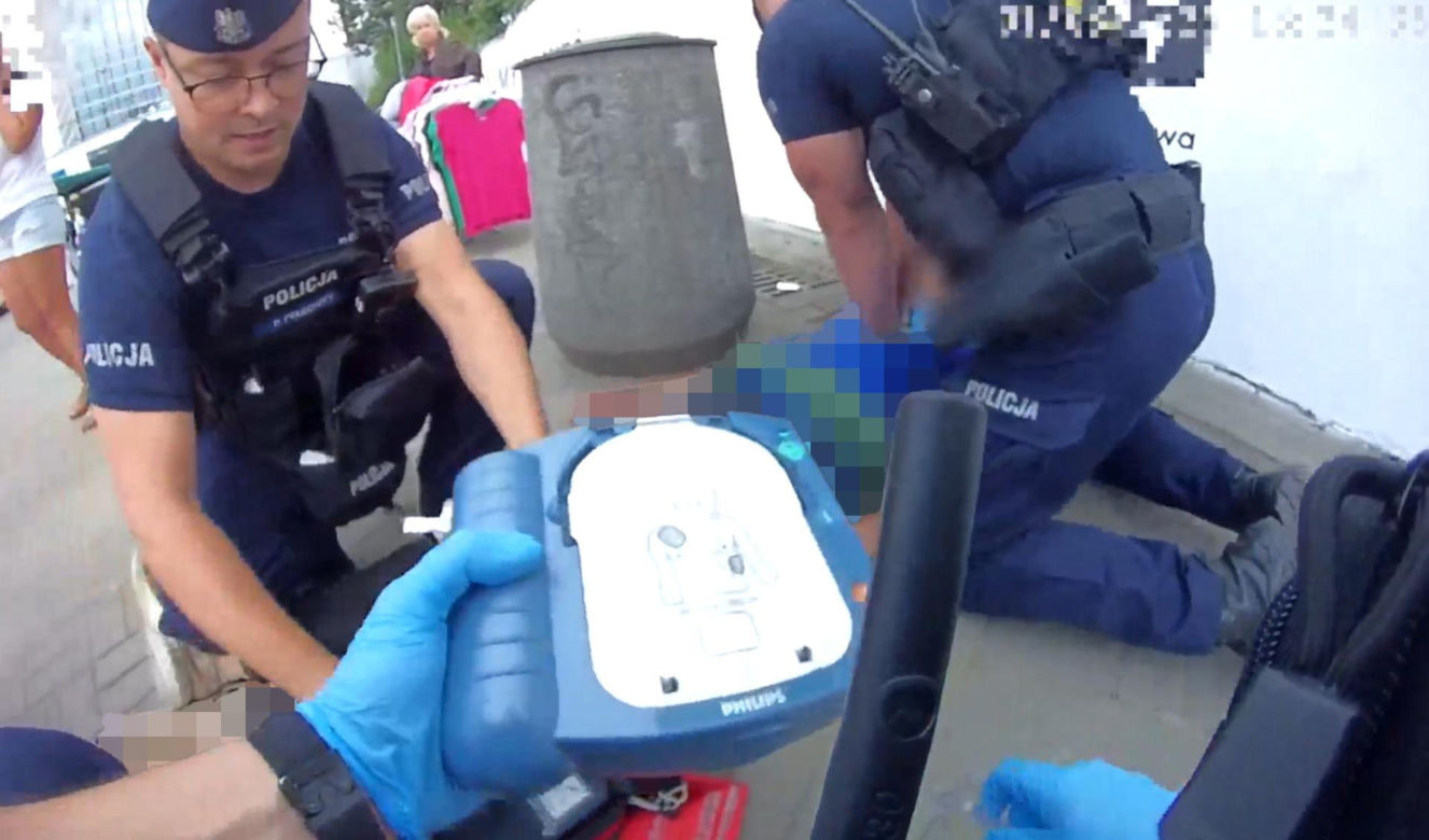 Mężczyzna spadł z muru i przestał oddychać! Heroiczna akcja policjantów