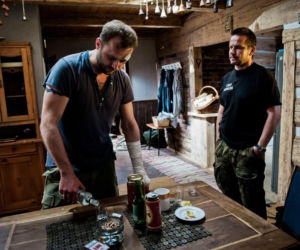 Wataha odc. 1. Adam „Grzywa” Grzywaczewski (Bartłomiej Topa), Wiktor Rebrow (Leszek Lichota)