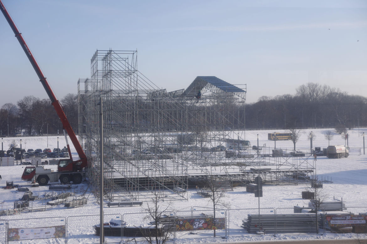 WOŚP 2024, Warszawa. Scena już powstaje na Błoniach Narodowego - zdjęcia