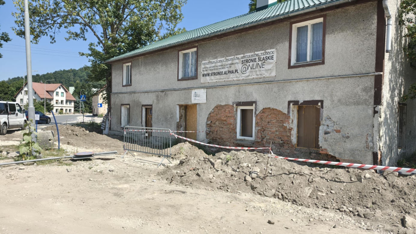 Stronie Śląskie niemal rok po powodzi. Jak wygląda dziś miejsce, gdzie pękła tama? 