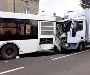 Wypadek w Wieszowej. Sześć osób rannych w zderzeniu ciężarówki z autobusem [ZDJĘCIA]