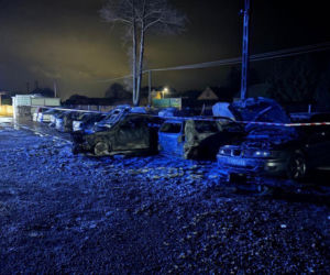 Siedem aut stanęło w ogniu na parkingu firmy transportowej