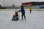Osoby jeżdżące na wózkach mogą korzystać z łomżyńskiego lodowiska! MOSiR kupił specjalny sprzęt