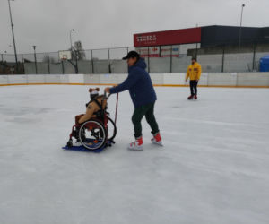Osoby jeżdżące na wózkach mogą korzystać z łomżyńskiego lodowiska! MOSiR kupił specjalny sprzęt
