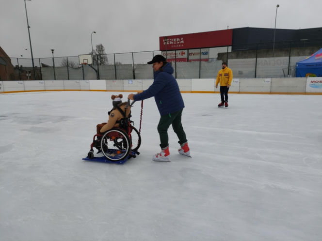 Osoby jeżdżące na wózkach mogą korzystać z łomżyńskiego lodowiska! MOSiR kupił specjalny sprzęt