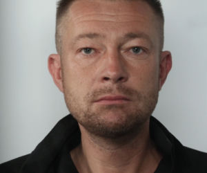 Ci mężczyźni mają lepkie ręce! Złodzieje z Bydgoszczy poszukiwani przez policję [ZDJĘCIA]