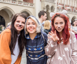 Korowód juwenaliowy na krakowski Rynek: Studenci świętują! [ZDJĘCIA]