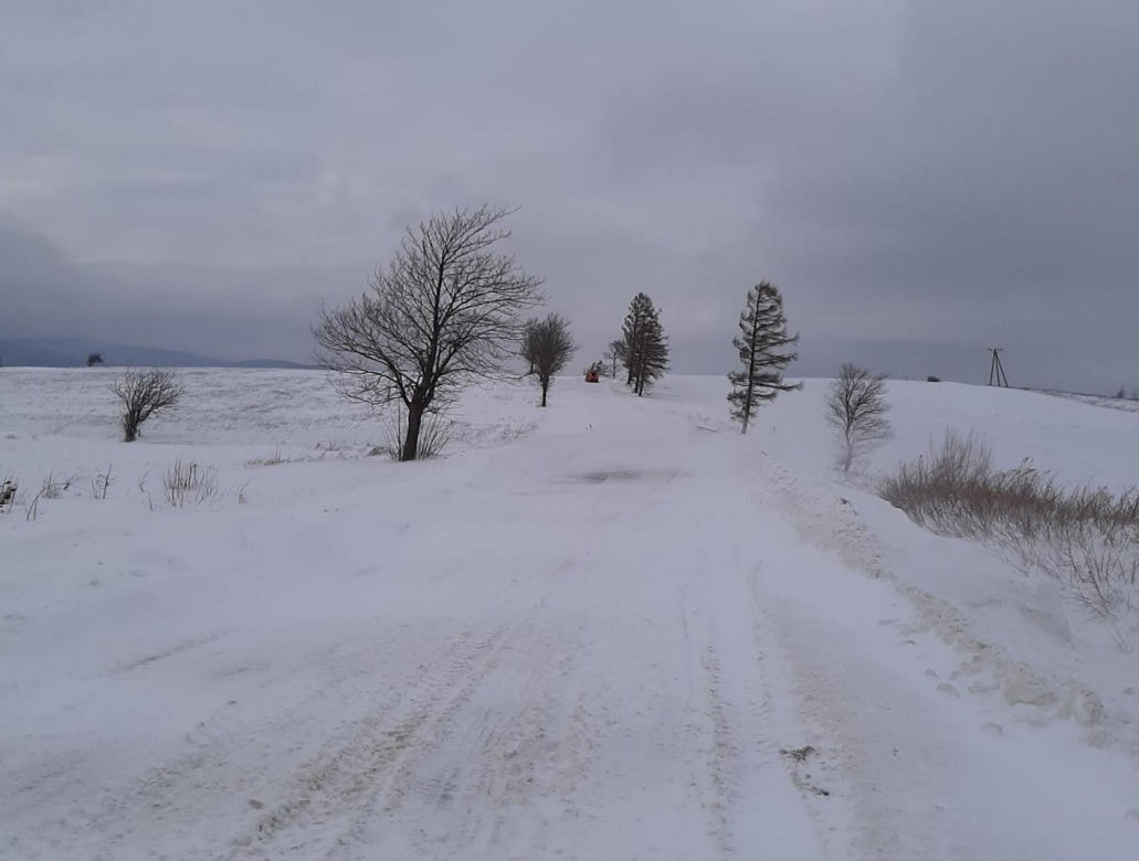 Śnieg zasypał auto 