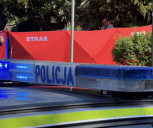 Mieszkańcy usłyszeli wystrzał. Potem pojawiła się policja. Nie żyje 83-letni mężczyzna