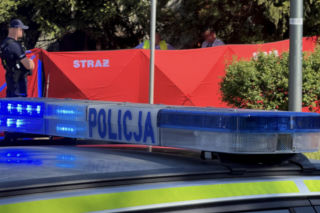 Mieszkańcy usłyszeli wystrzał. Potem pojawiła się policja. Nie żyje 83-letni mężczyzna