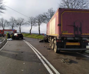 Szczybały Giżyckie. Tragiczny wypadek na DK 59. Osobówka wjechała pod ciężarówkę [FOTO]