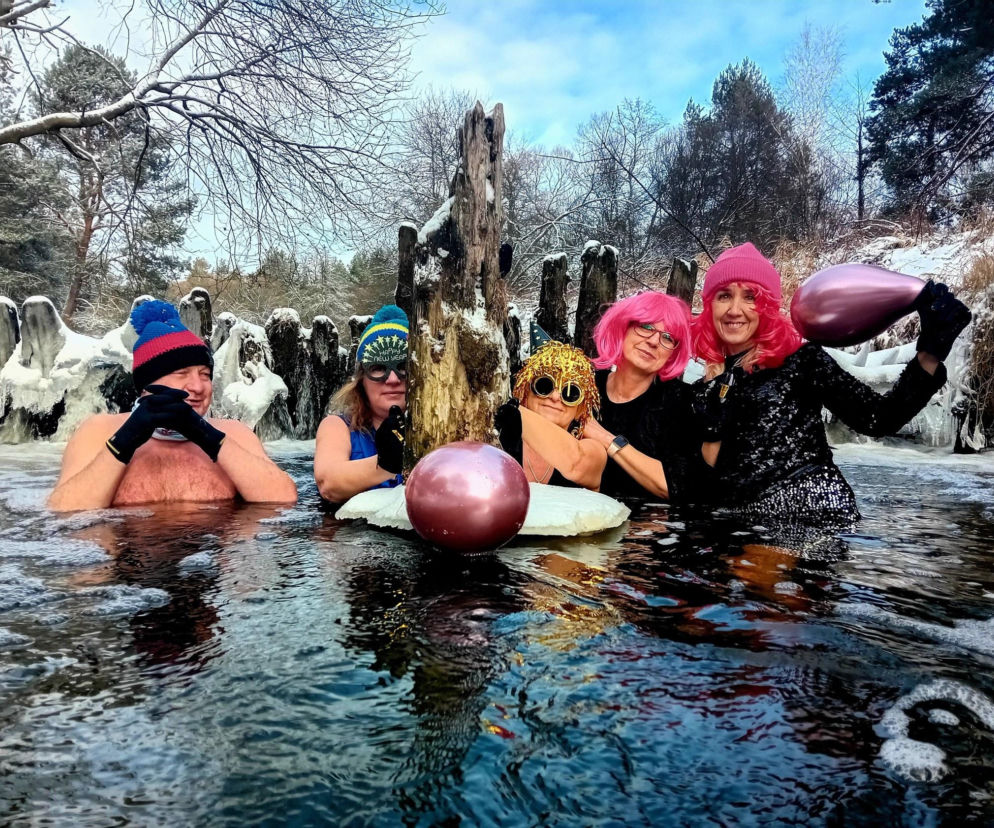 Grupa Mors Może Więcej powitała Nowy Rok w rzece Kamiennej