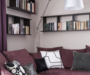 Wygodna lampa podłogowa w salonie