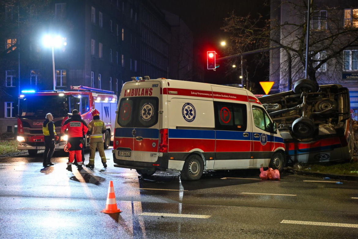 Poważny wypadek dwóch karetek w centrum Krakowa. Jeden kierowca w szpitalu [ZDJĘCIA]