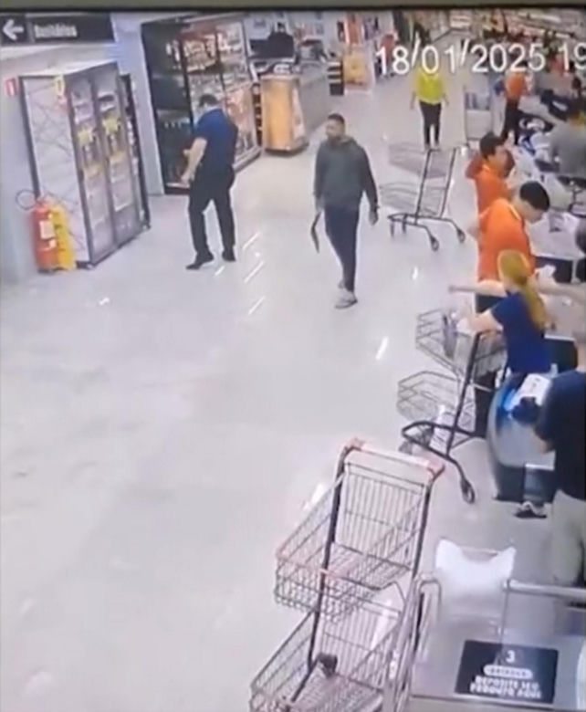 Mąż pracownicy supermarketu uderzył łopatą jej szefa. W sklepie pełno ludzi, wszystko się nagrało!