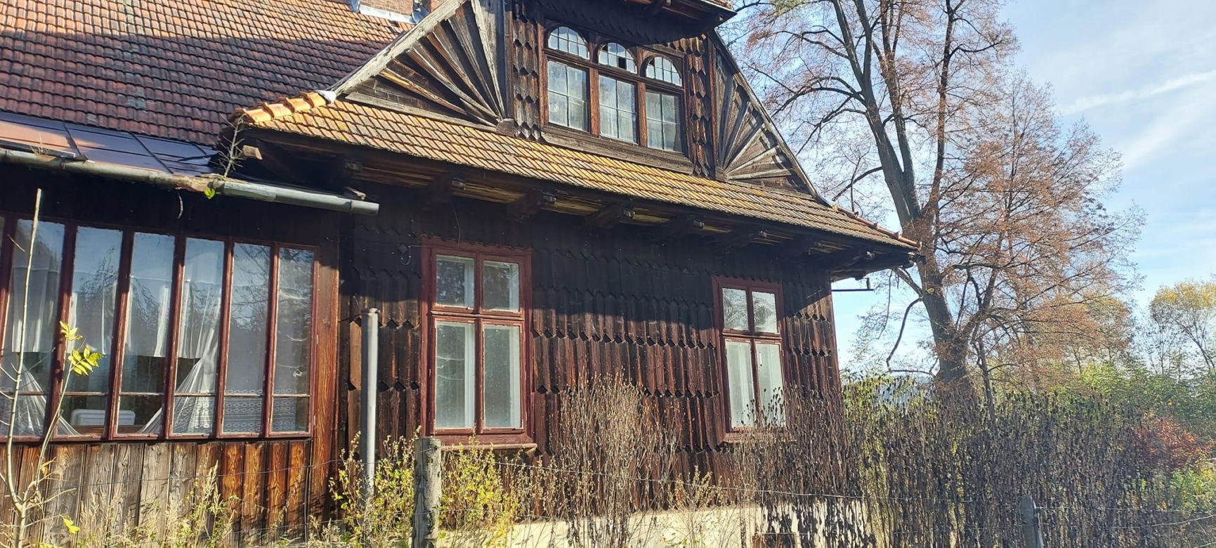 Zabytkowa drewniana plebania w Dydni popada w ruinę