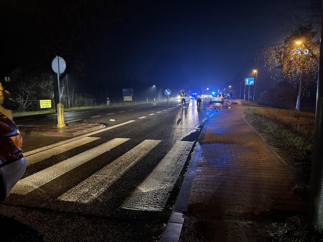Tragedia na DK92. Kierowca potrącił młodą dziewczynę i uciekł. Trwają poszukiwania ciemnego auta