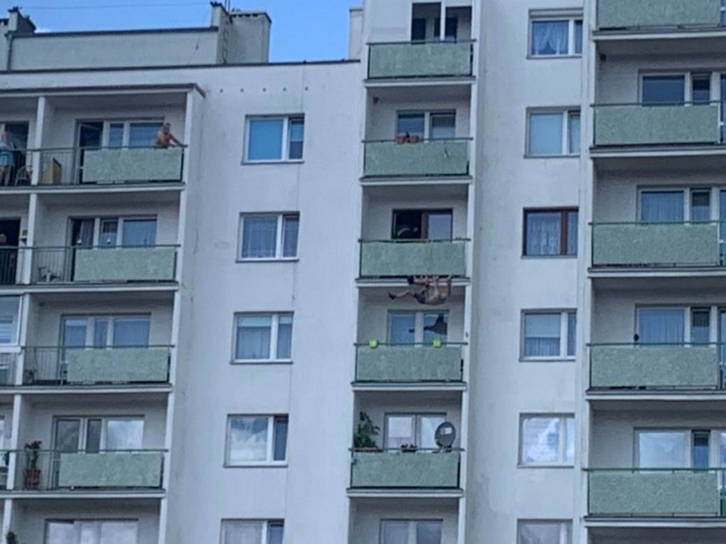 Horror w Toruniu. Mężczyzna zawisł na ósmym piętrze