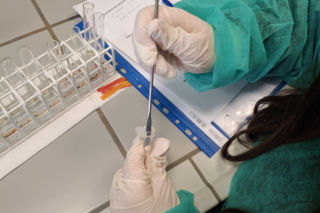 Młodzi naukowcy w akcji! Uczniowie eksperymentowali w laboratoriach Collegium Medicum