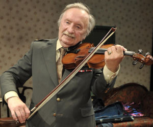 Wojciech Pokora odzywa się z zaświatów i siada z żoną w fotelu