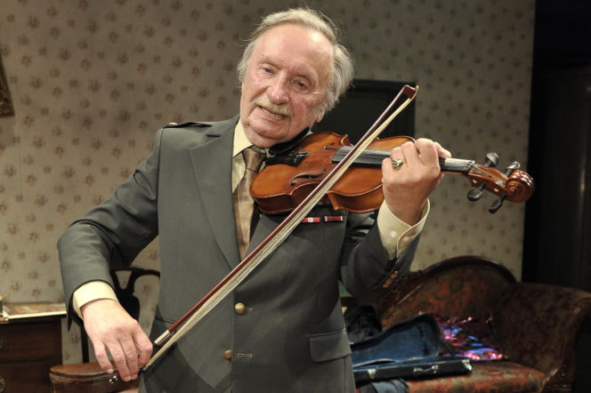 Wojciech Pokora odzywa się z zaświatów i siada z żoną w fotelu