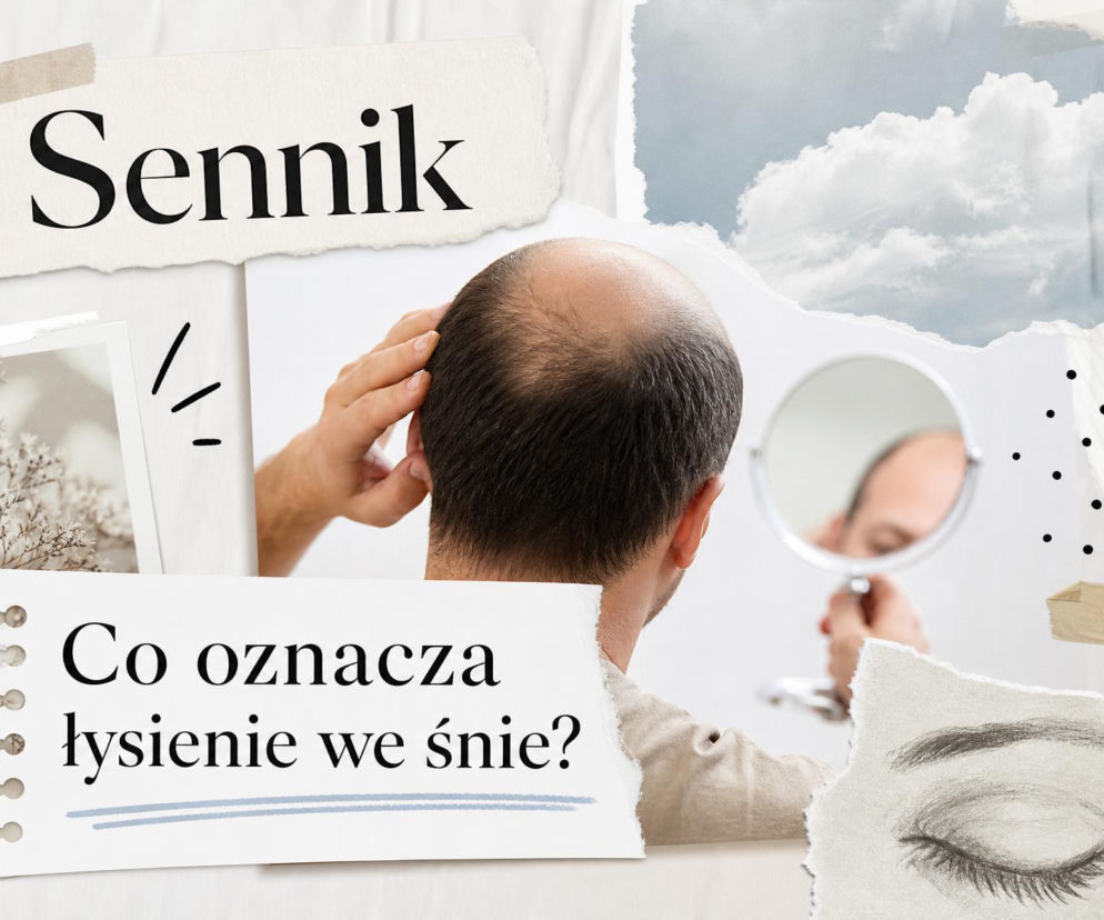 Mężczyzna z łysiną patrzy w lustro. O znaczeniu snu o łysieniu przeczytasz na SE.