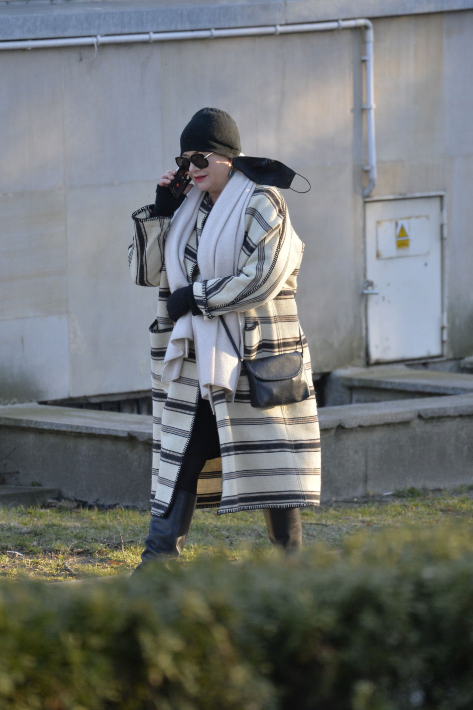 Małgorzata Ostrowska-Królikowska na grobie męża