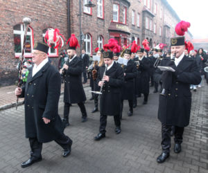 Barbórka 2025. Pobudka górnicza na Nikiszowcu w wykonaniu Orkiestry Wieczorek