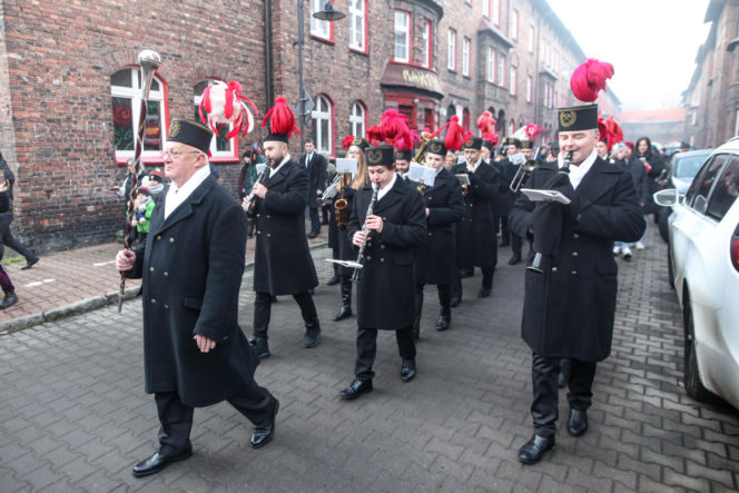 Barbórka 2025. Pobudka górnicza na Nikiszowcu w wykonaniu Orkiestry Wieczorek