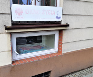 Noworodek w Oknie Życia w Tarnowie! Został porzucony w tym miejscu!